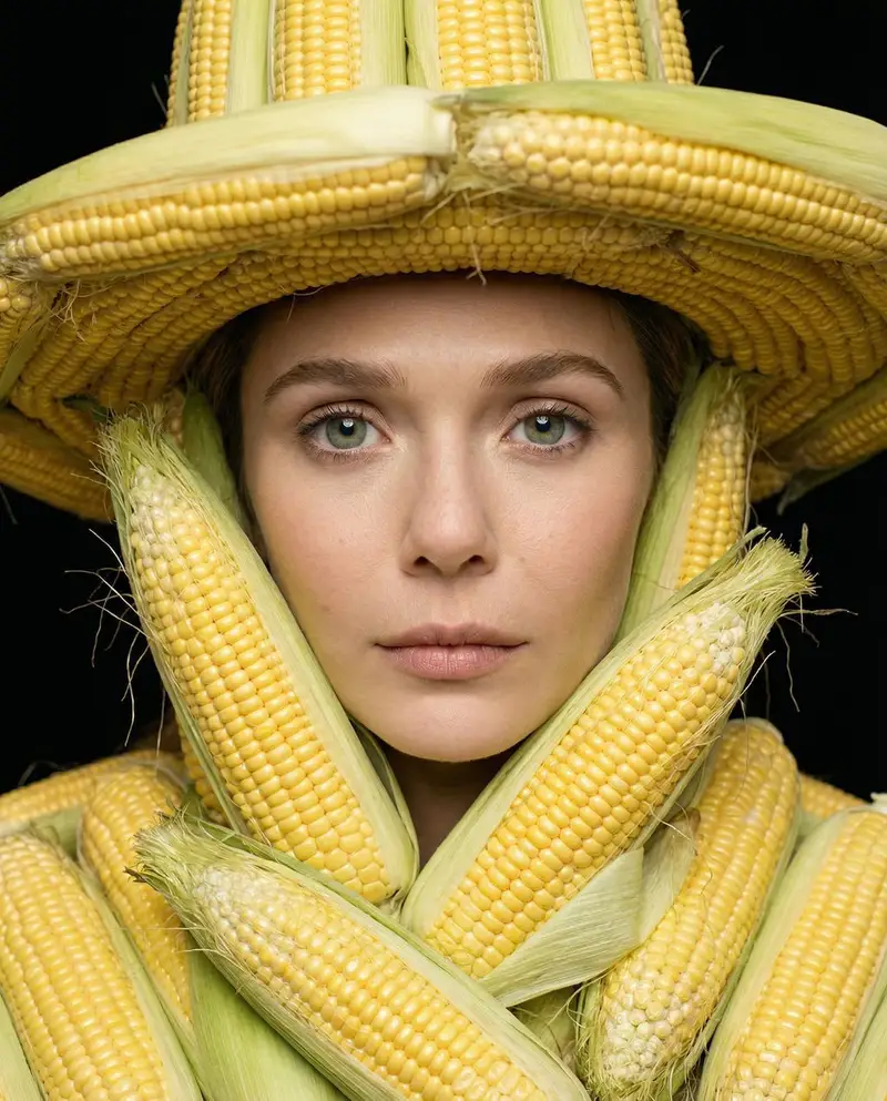 پیش‌نمایش Elizabeth Olsen: Agrarian Haute Couture Macro Portrait