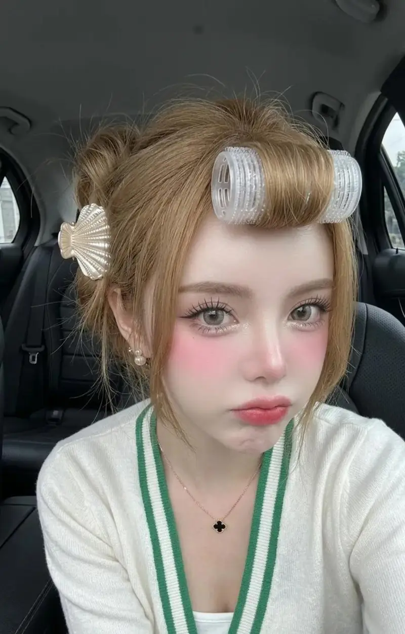 Preview of Korean Style Soft-Glam Car Selfie