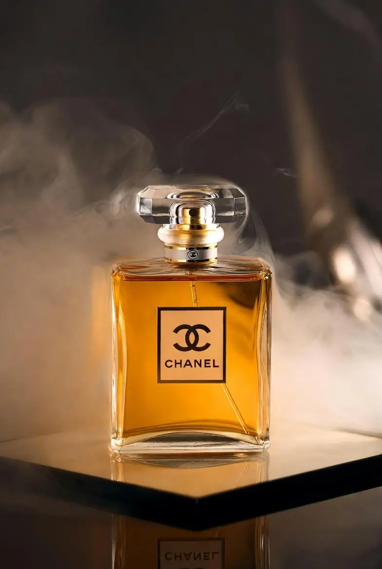 پیش‌نمایش Chanel Perfume Product Shot Prompt
