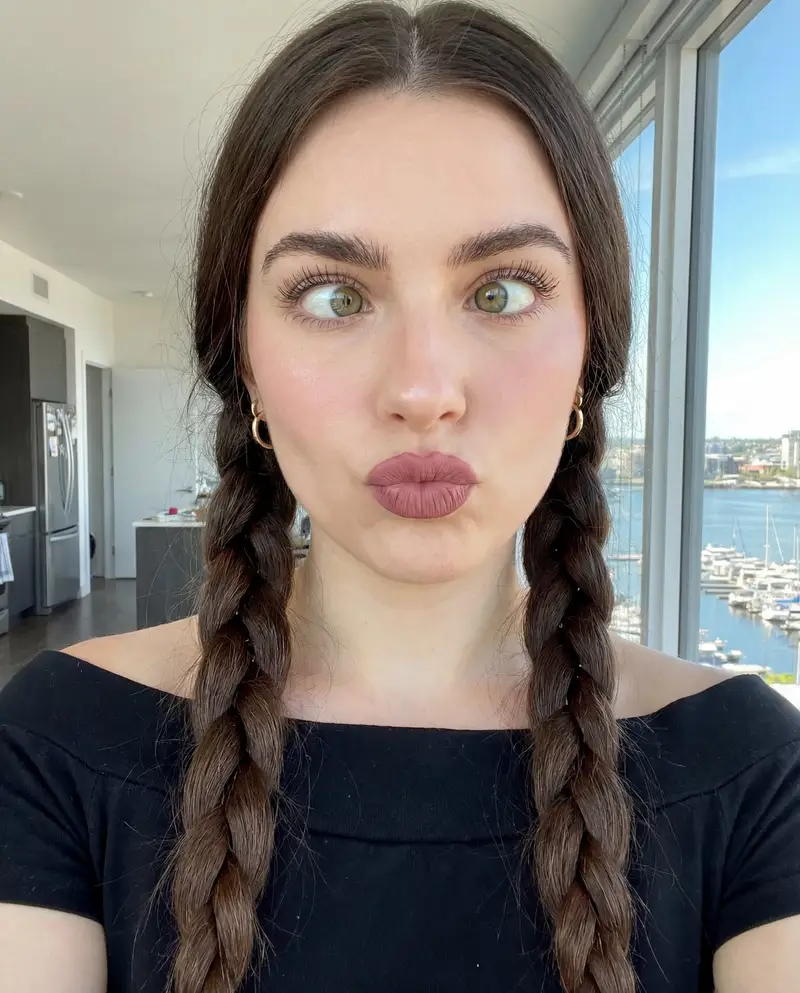 پیش‌نمایش Hyper-Detailed Selfie Portrait Prompt with Anatomical Specs