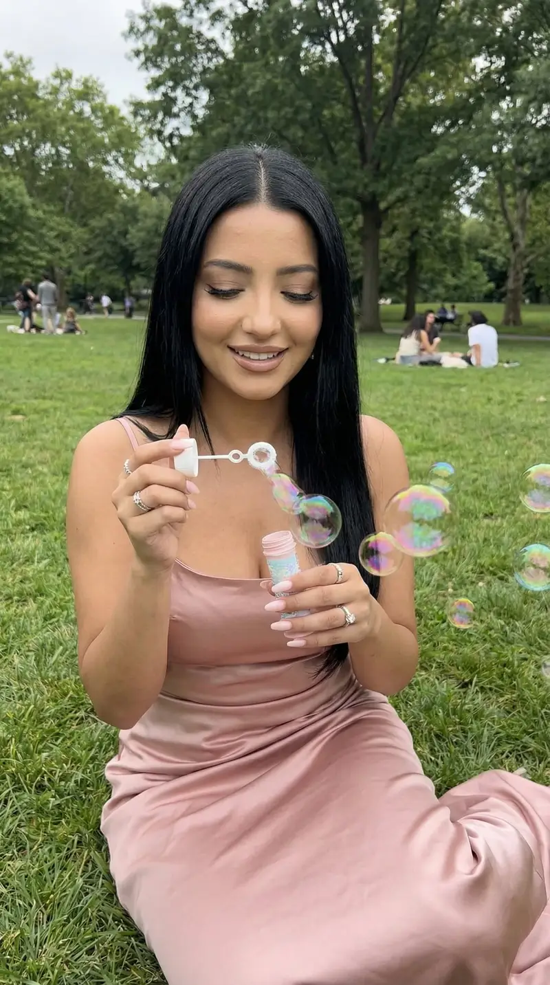 پیش‌نمایش Photoreal Lifestyle Portrait in Bubble Park Prompt