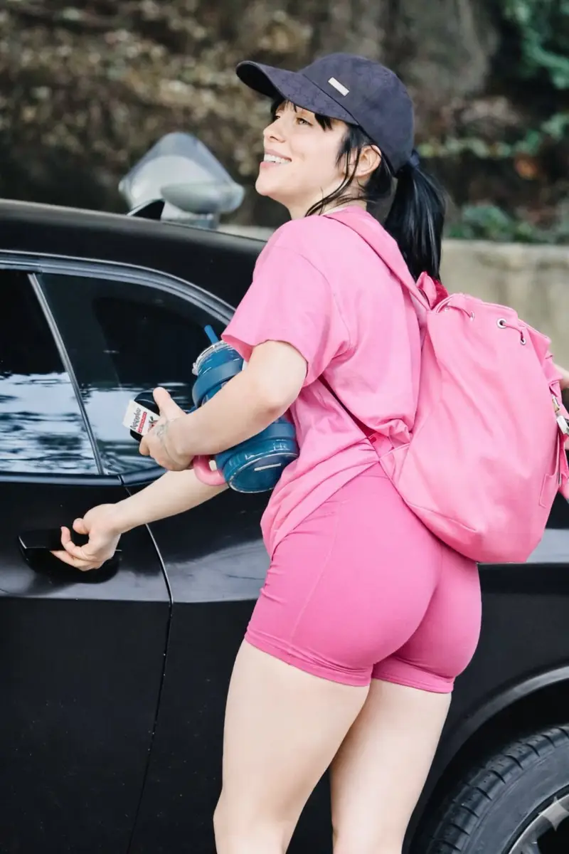 پیش‌نمایش Pink Power Gym Glow Lifestyle Image