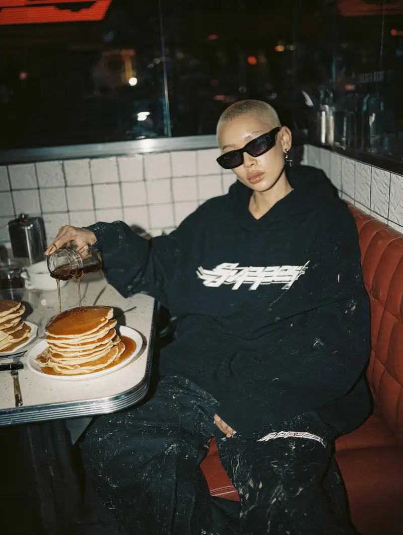 پیش‌نمایش Kazakh Woman in Retro Diner