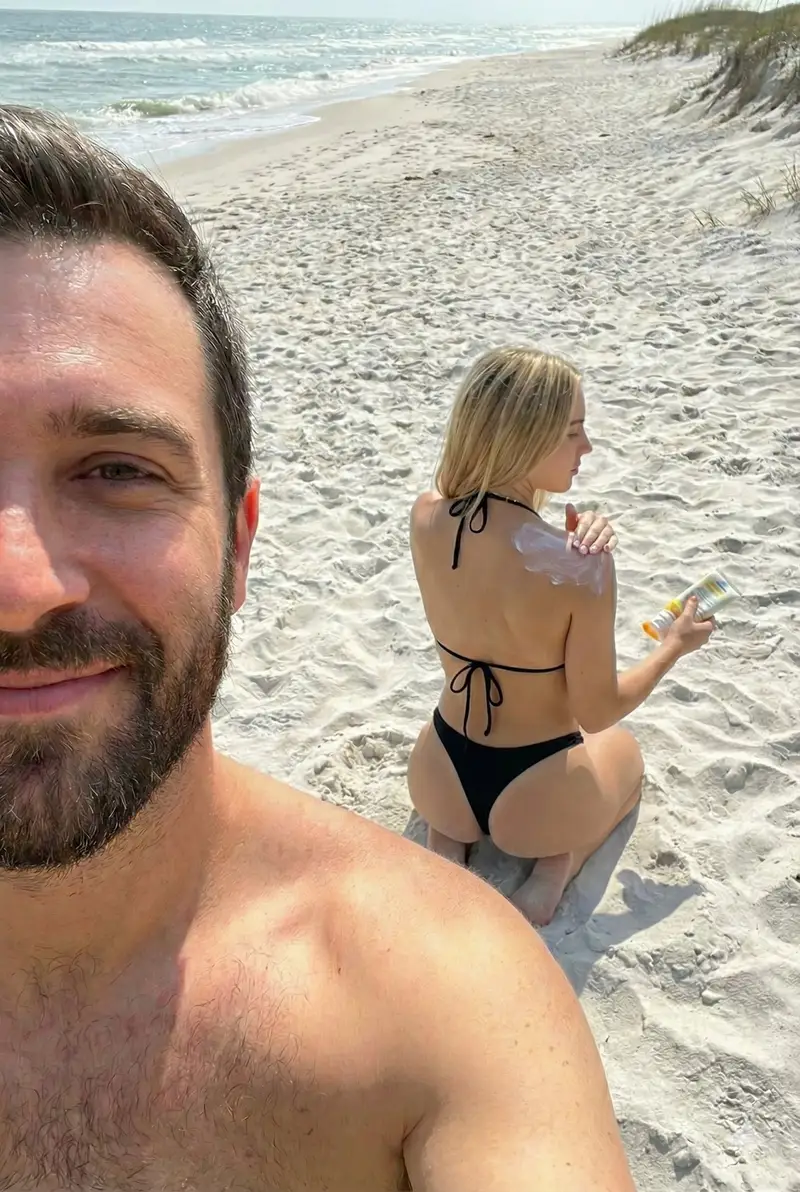 پیش‌نمایش Backstage Selfie with Bikini Model Prompt
