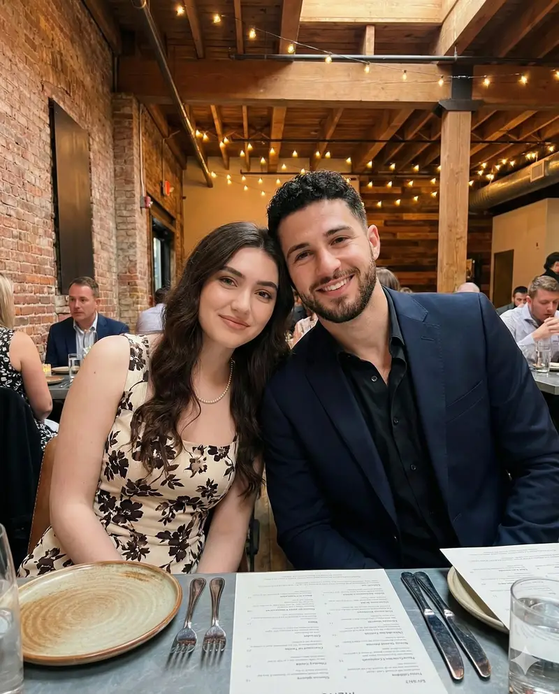پیش‌نمایش Intimate Portrait of a Couple in an Upscale Restaurant