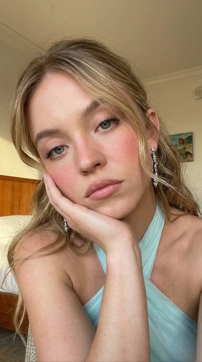 Preview of Ultra Photorealistic Selfie Prompt for Sydney Sweeney