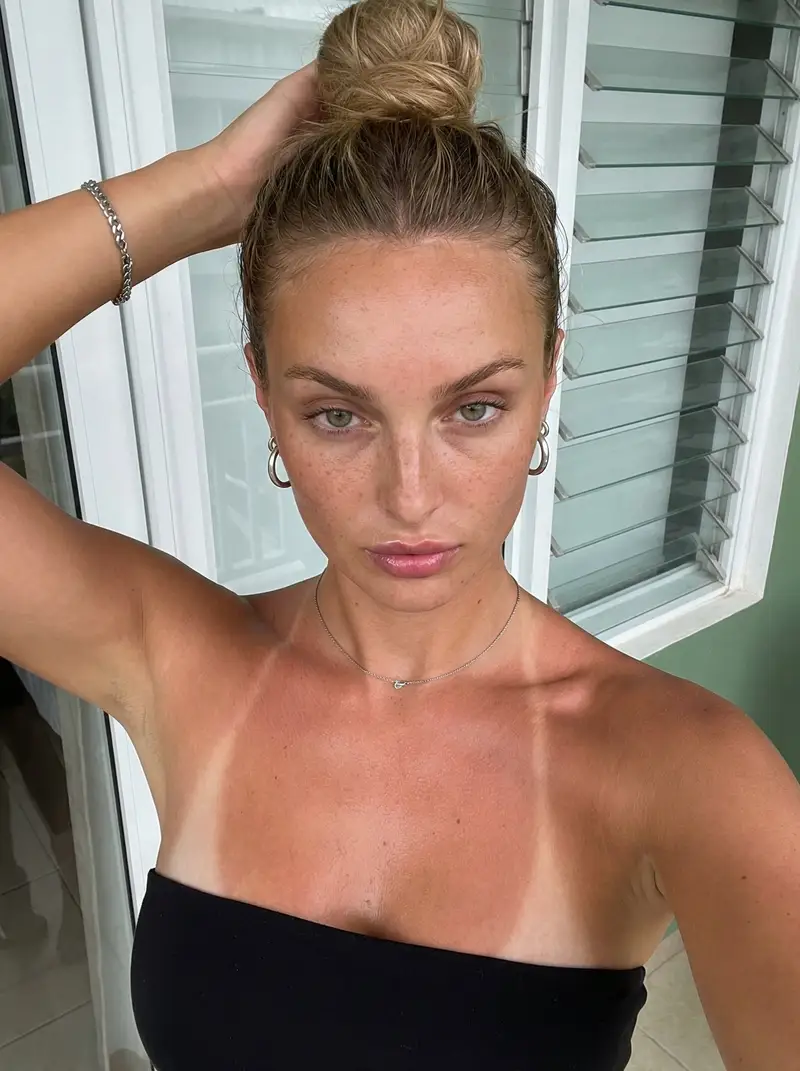 پیش‌نمایش Hyper-Realistic Selfie with Tan Lines Prompt