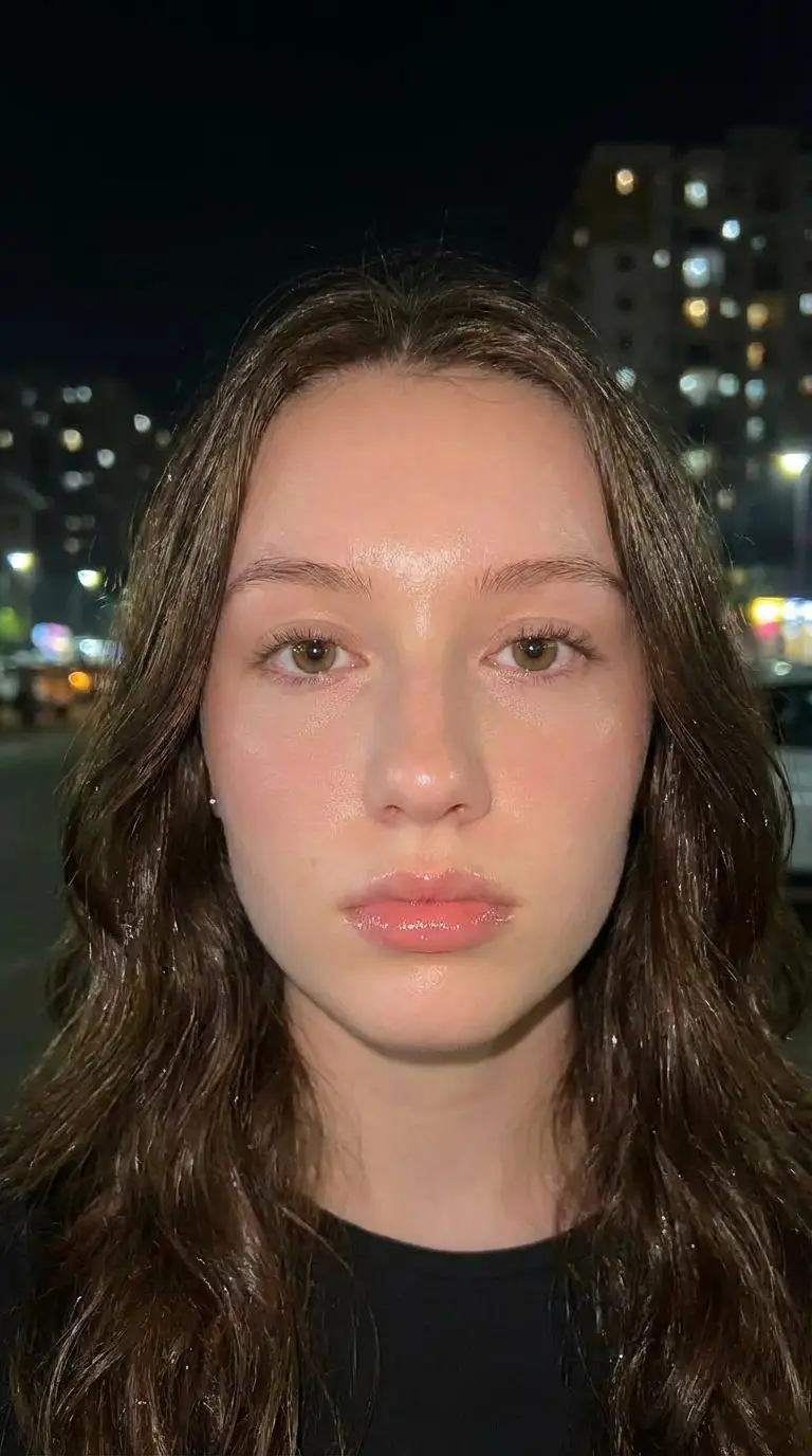 پیش‌نمایش Hyper-Idealized Douyin-Style Night Portrait