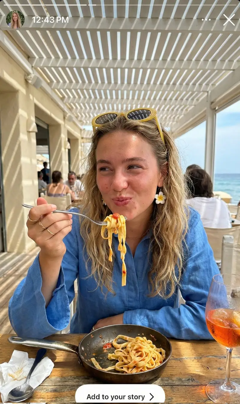 پیش‌نمایش Ultra-Realistic Candid Instagram Story Photo of Woman Eating Pasta