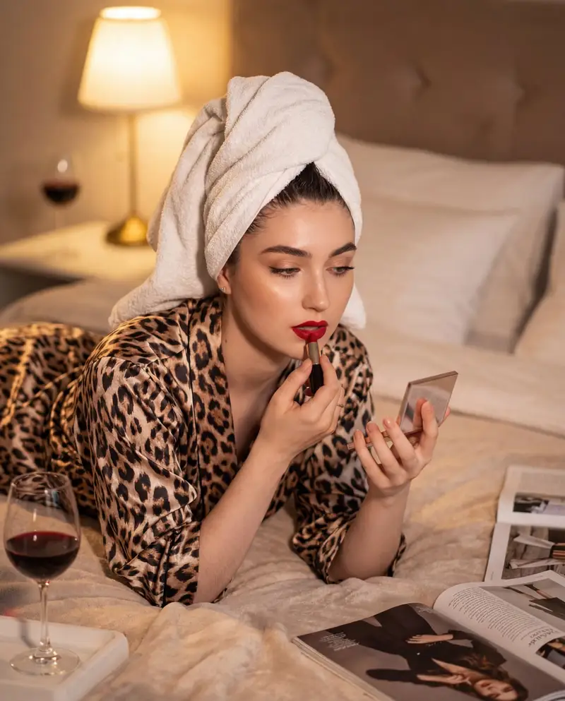 پیش‌نمایش پرتره گلم سینمایی در حال زدن رژ لب