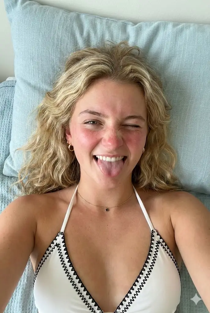 پیش‌نمایش Overhead Winking Bikini Portrait Prompt