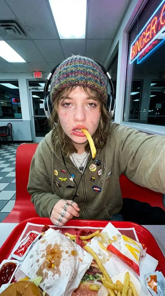 پیش‌نمایش Gen-Z Anti-Aesthetic Diner Selfie