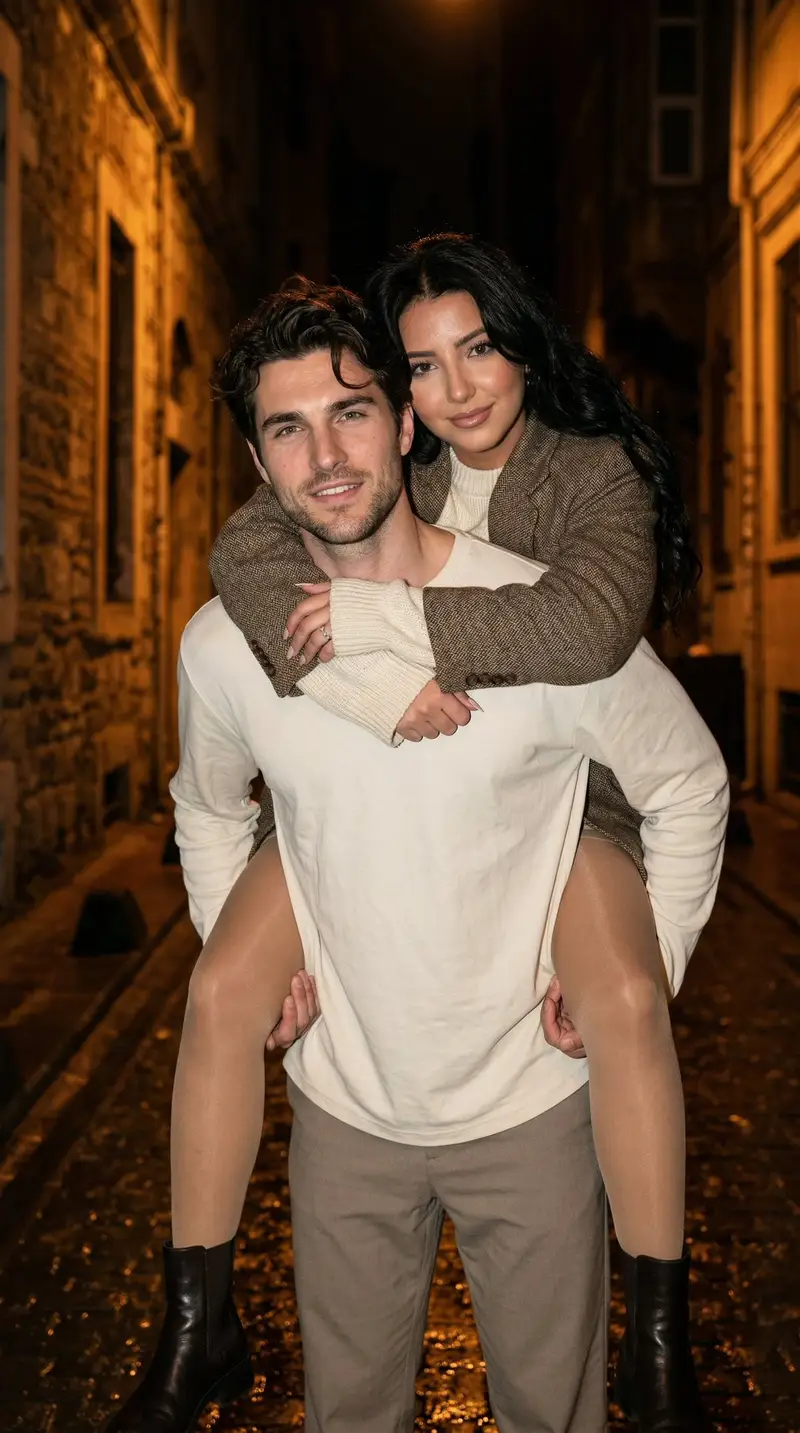 پیش‌نمایش Romantic Piggyback Scene in Istanbul at Night