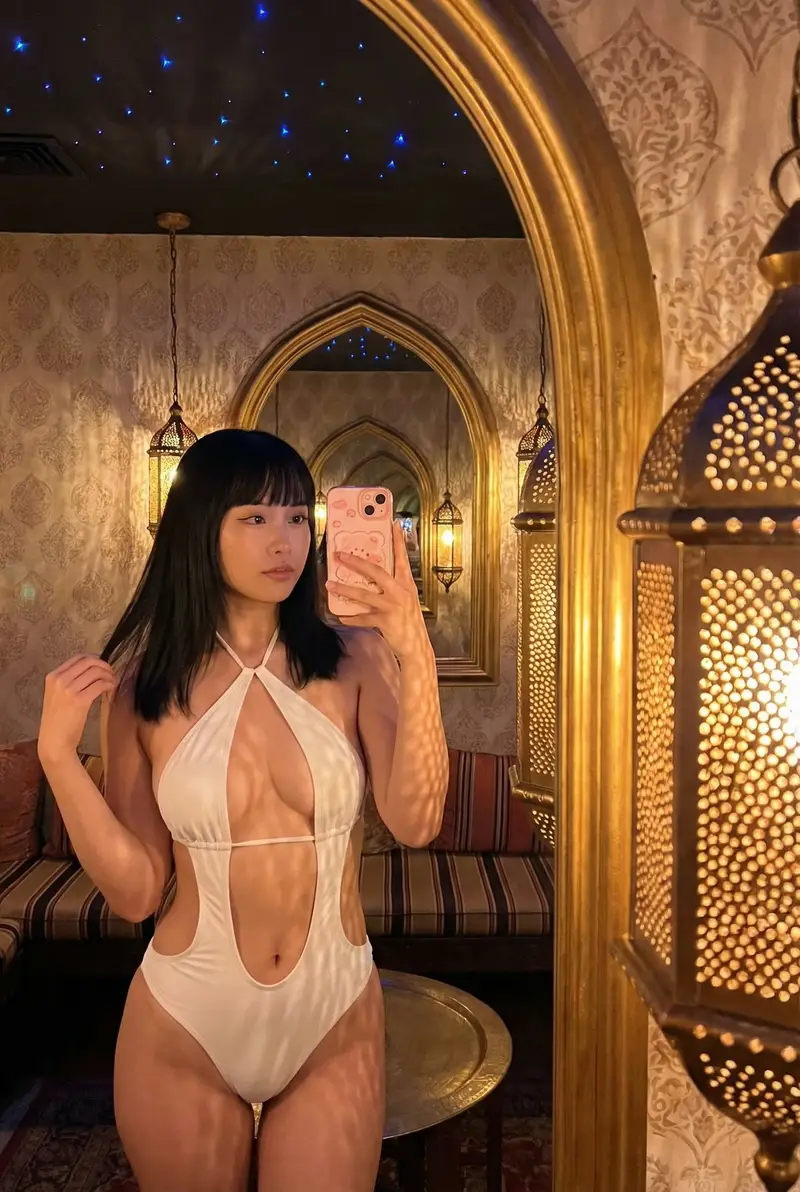 پیش‌نمایش Mirror Selfie in Ornate Lounge