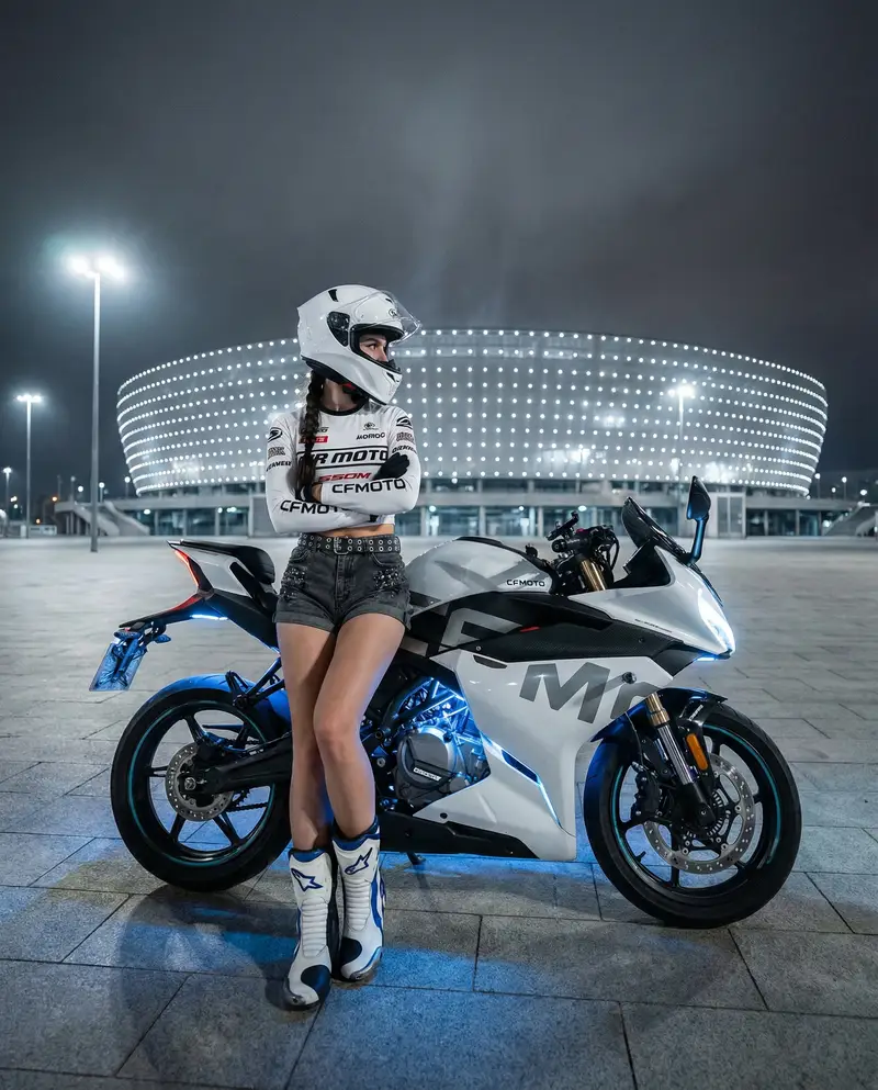 پیش‌نمایش Nighttime Sportbike Rider Portrait