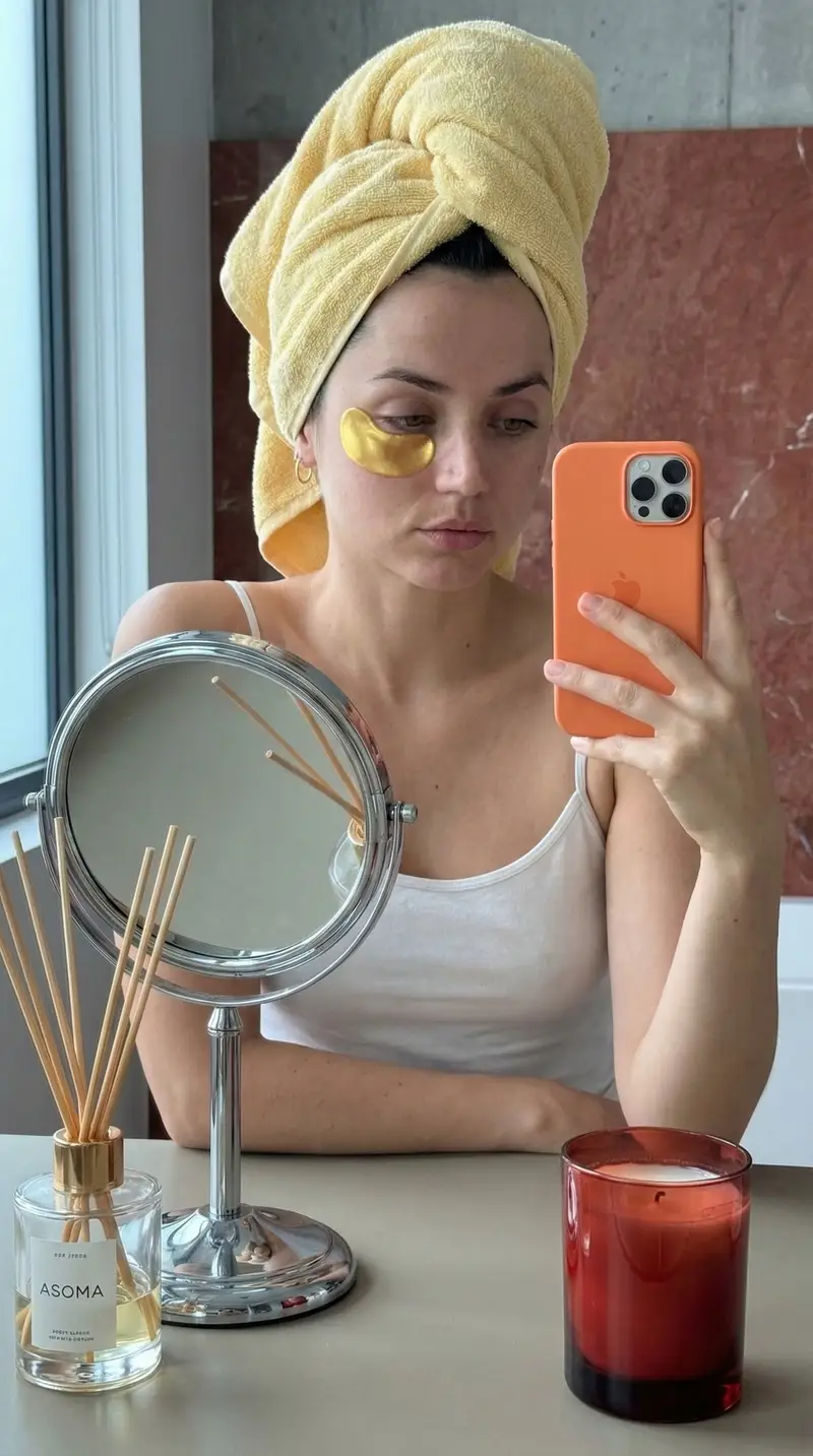 پیش‌نمایش Scandinavian Minimalist Mirror Selfie Prompt (Ana de Armas)