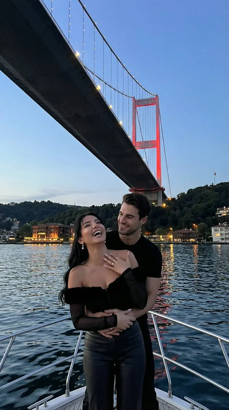 پیش‌نمایش Cinematic Photoreal Romance on Bosphorus Yacht at Dusk