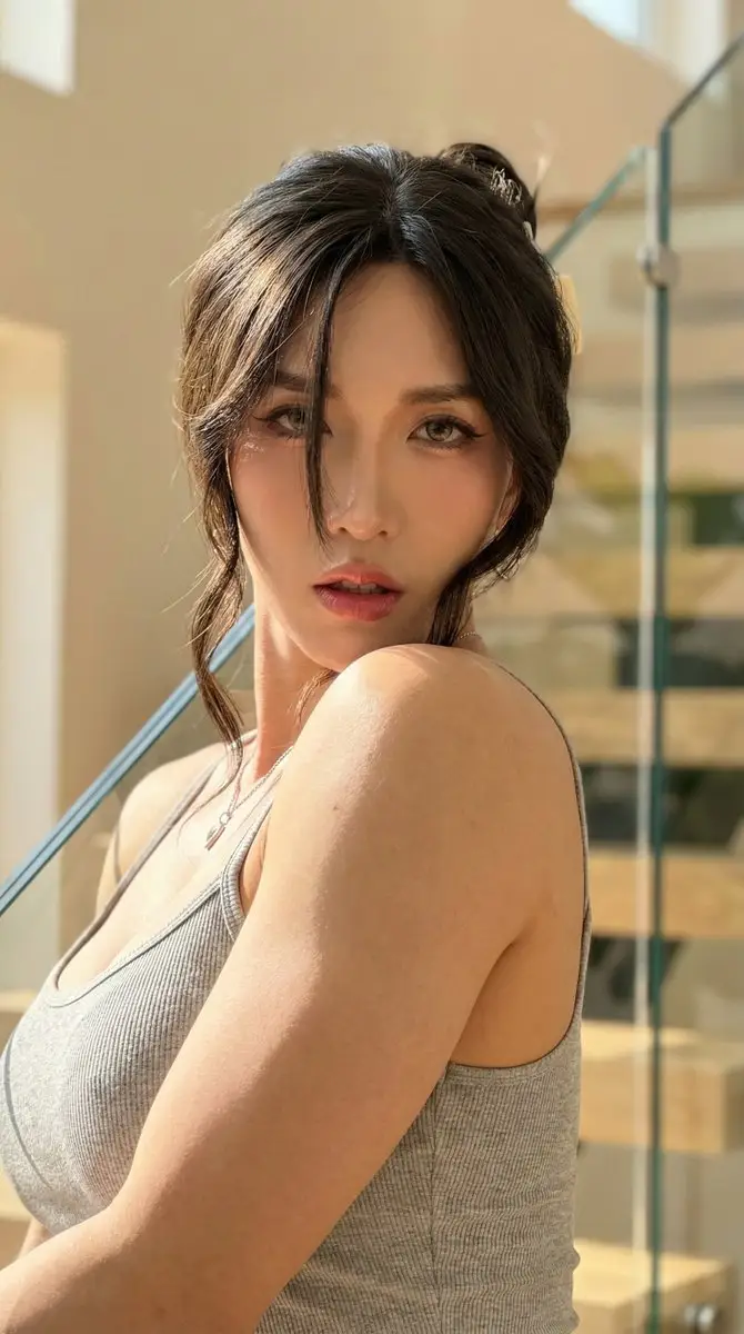 Preview of Intimate Close-Up Lifestyle Portrait Prompt