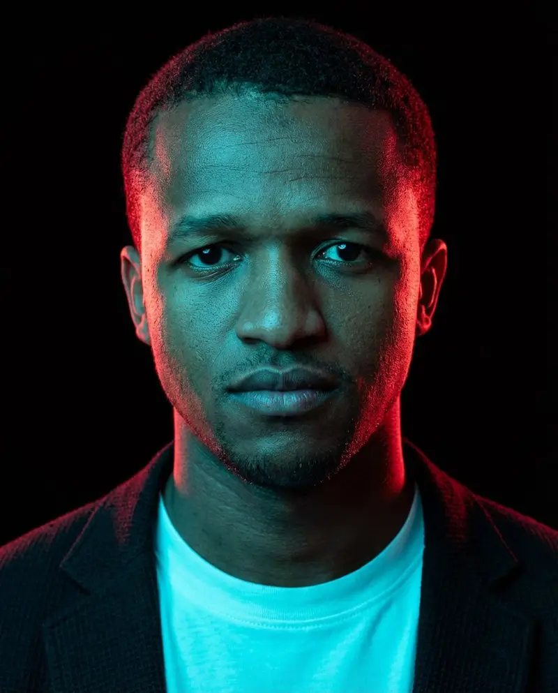 پیش‌نمایش Cinematic Cyberpunk Portrait with Split Neon Lighting
