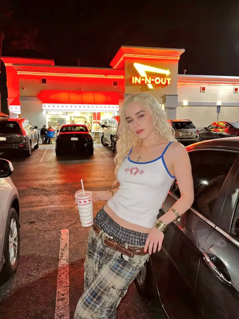 پیش‌نمایش Y2K Night Photo of Emilia Clarke at In-N-Out