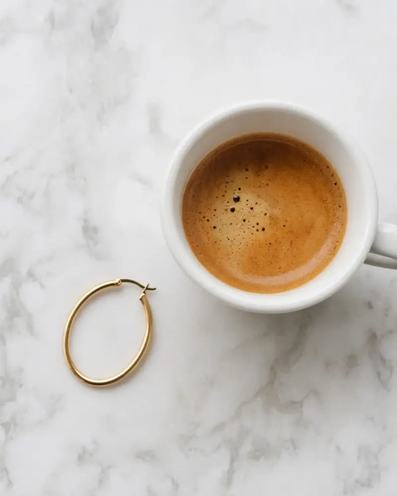 پیش‌نمایش گوشواره حلقه‌ای نازک کنار فنجان اسپرسو — فلت‌لی