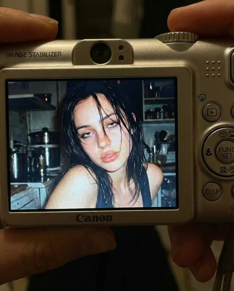 پیش‌نمایش Early 2000s Digital Camera Snapshot Prompt