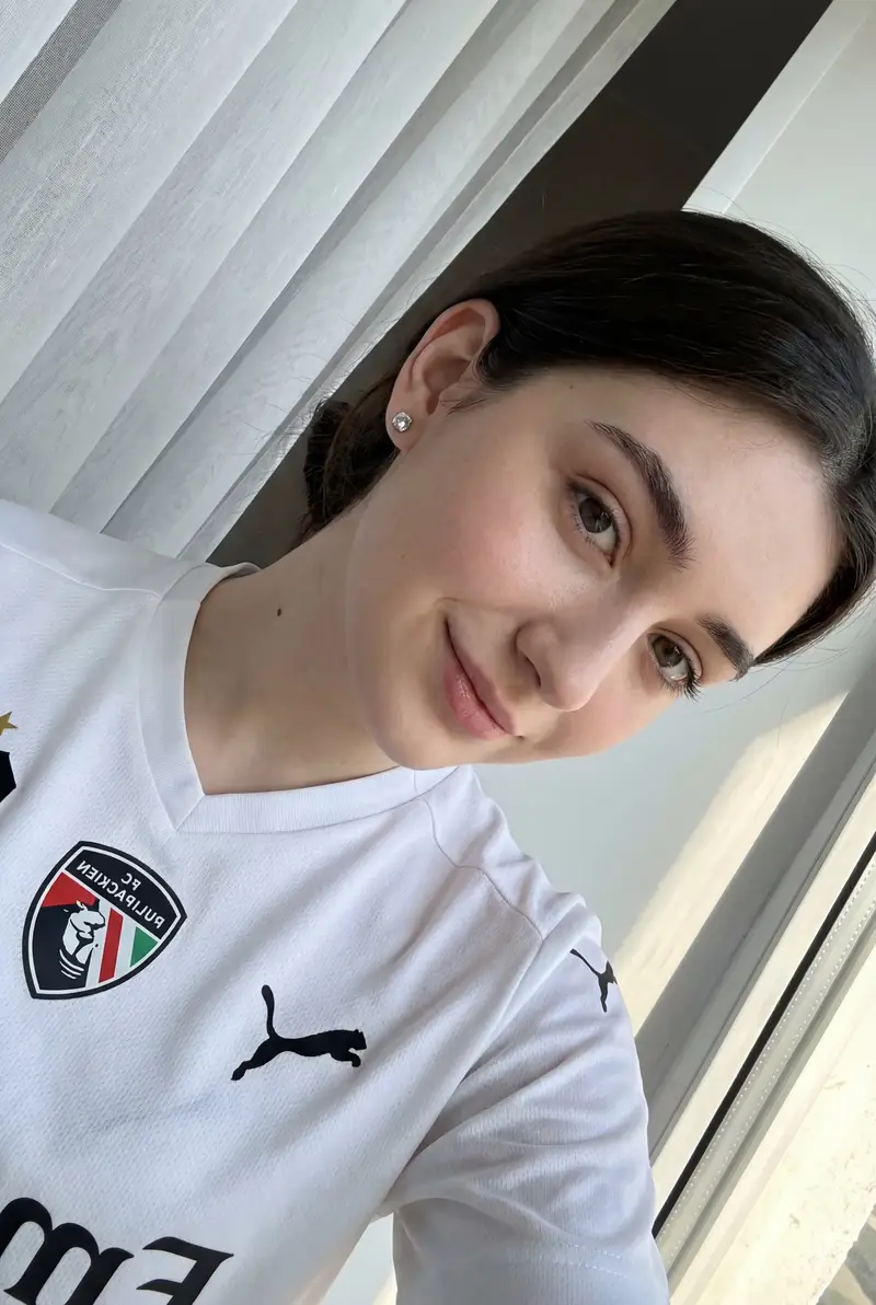 پیش‌نمایش Detailed JSON prompt for a casual portrait of a young woman in a sports jersey