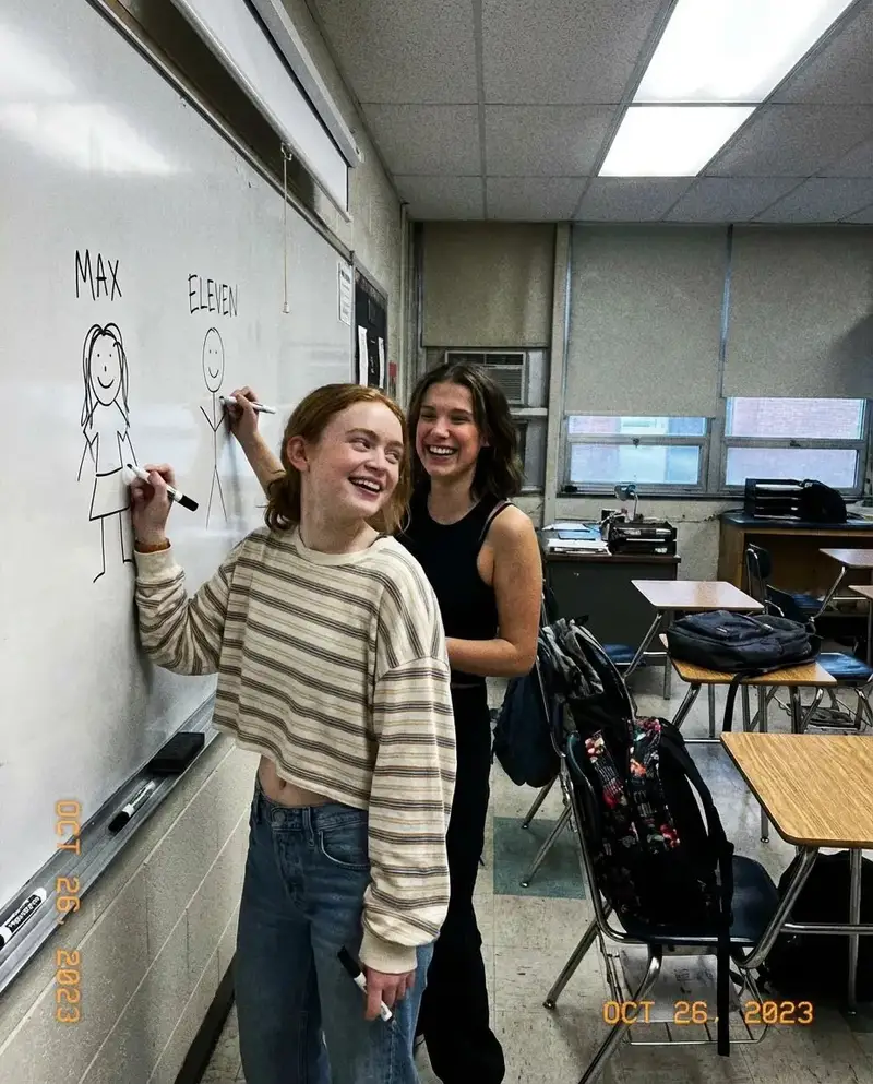 پیش‌نمایش Low-Quality Candid Smartphone Photo of Sadie Sink and Millie Bobby Brown
