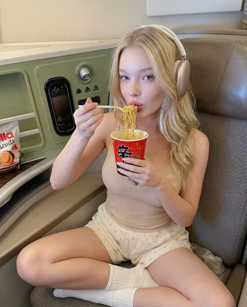 پیش‌نمایش Photorealistic Lifestyle Photo of a Woman Eating Noodles on a Train