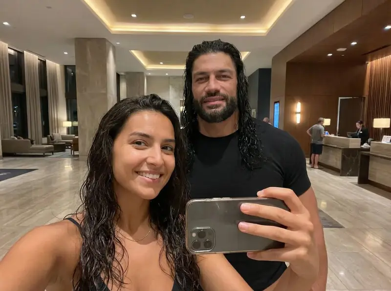 پیش‌نمایش Photorealistic Celebrity Encounter Selfie (Roman Reigns)