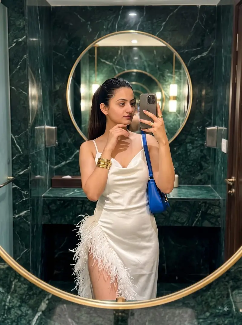 پیش‌نمایش Feather Silk Dress Mirror Selfie
