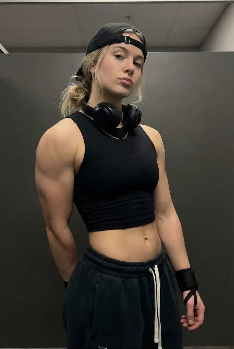 پیش‌نمایش Athletic Woman in Gym Streetwear Portrait