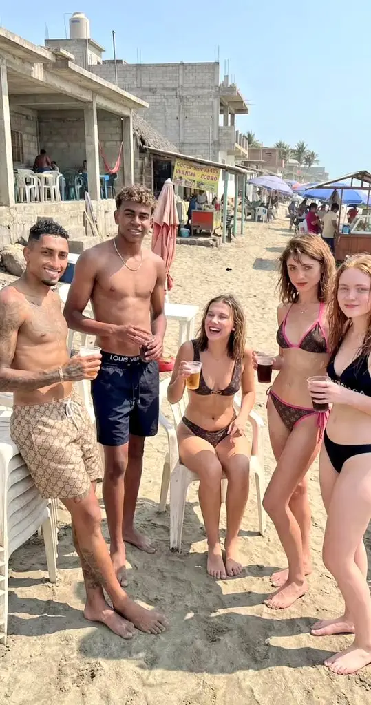 پیش‌نمایش Realistic Beach Photography of Celebrities