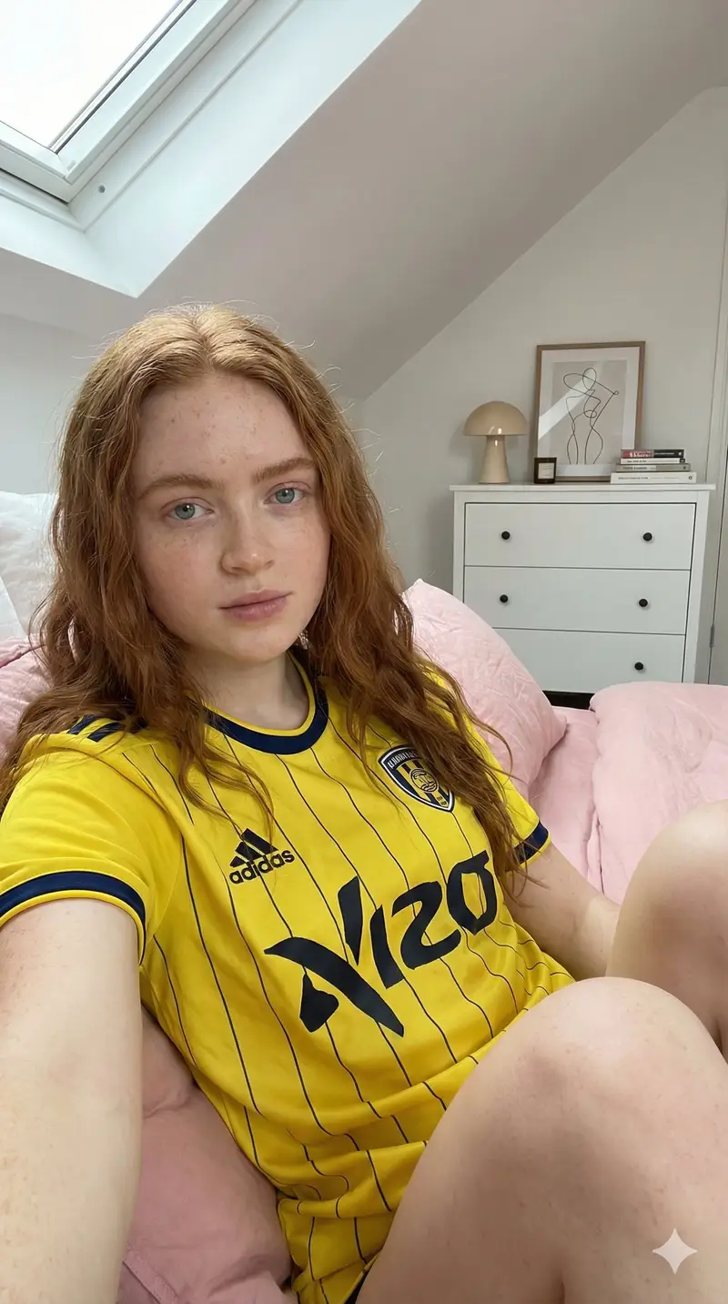پیش‌نمایش Photorealistic Selfie of Sadie Sink in a Soccer Jersey