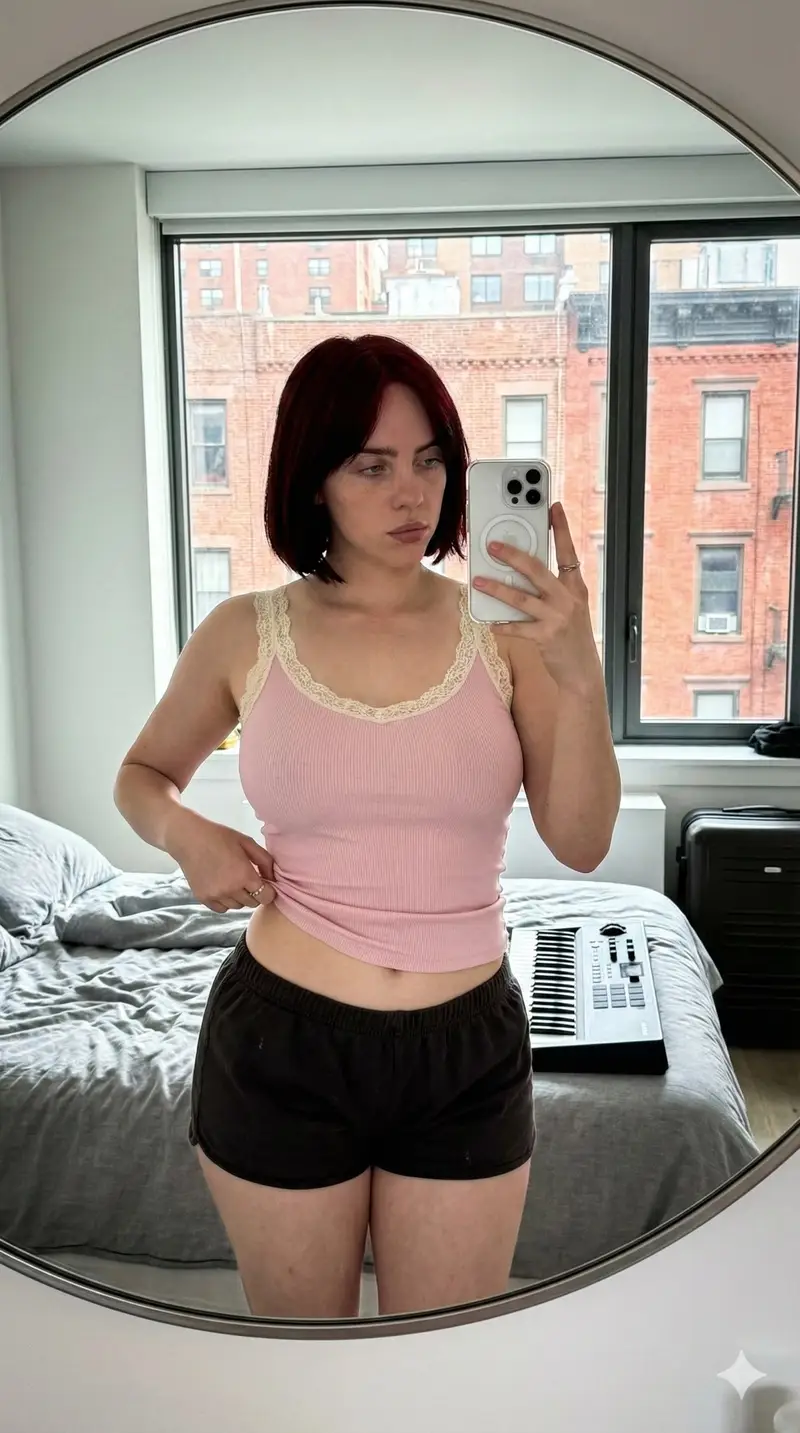 پیش‌نمایش Ultra-Wide Candid Mirror Documentation Portrait Prompt
