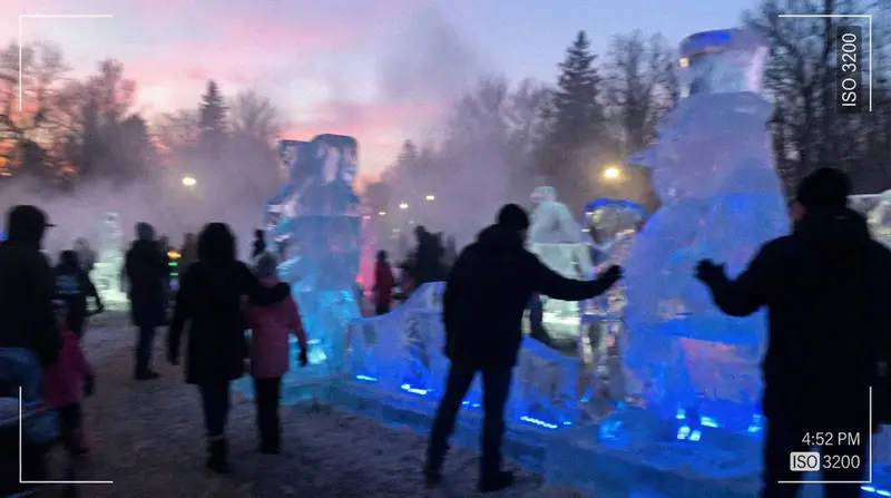 پیش‌نمایش Candid iPhone Photo of Ice Sculpture Installation