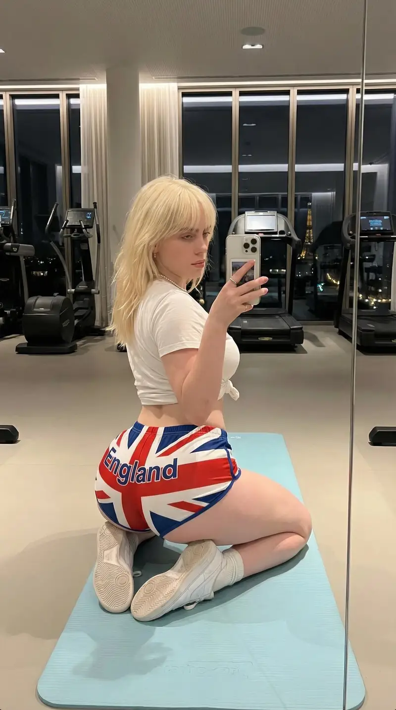 Preview of Exaggerated Physique Gym Mirror Selfie Prompt (Spain Theme)