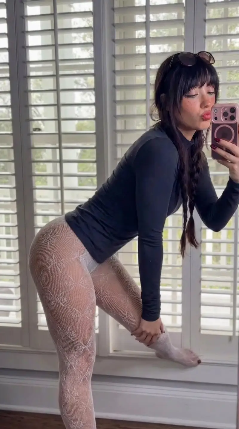 پیش‌نمایش Photorealistic Side-Angle Mirror Selfie with Backlighting