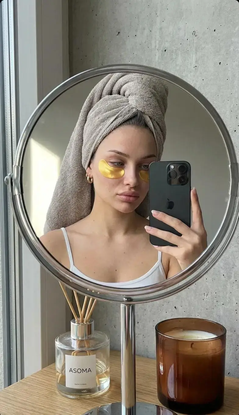 پیش‌نمایش Photorealistic Mirror Selfie with Eye Patches and Turban