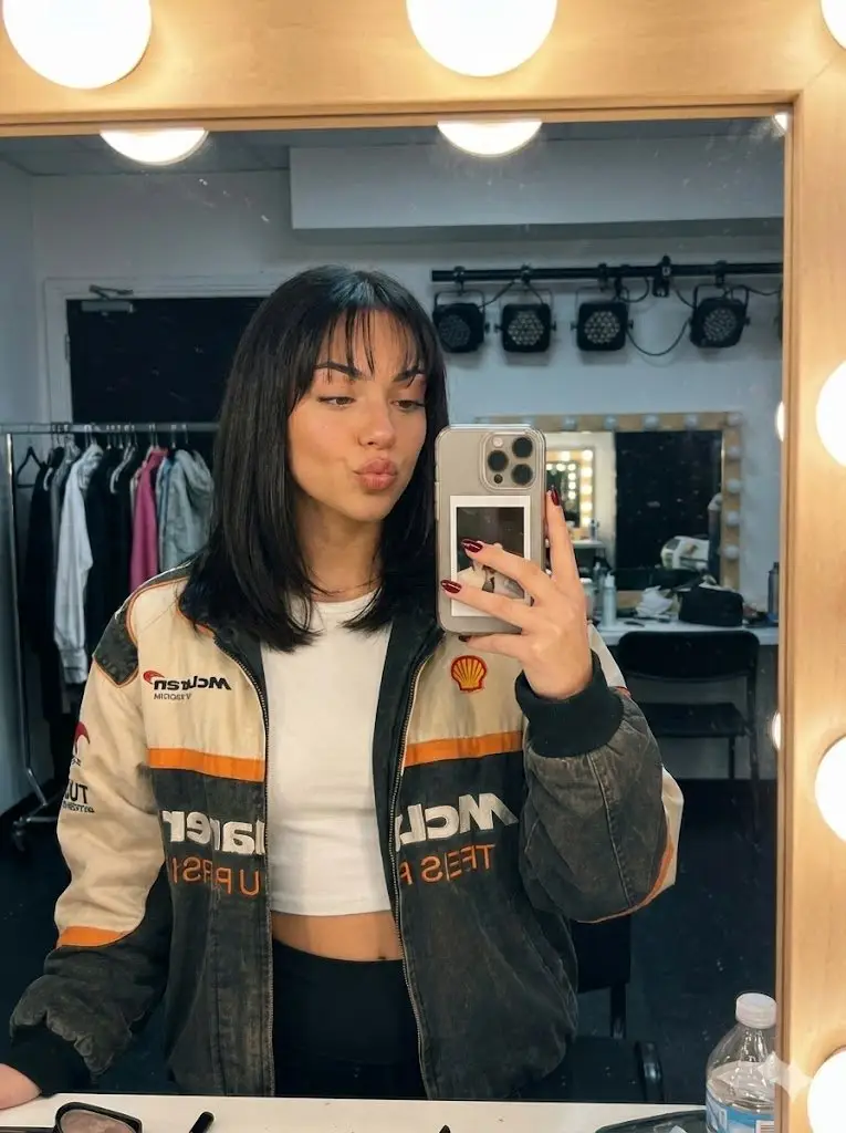 پیش‌نمایش Indoor Makeup Room Mirror Selfie