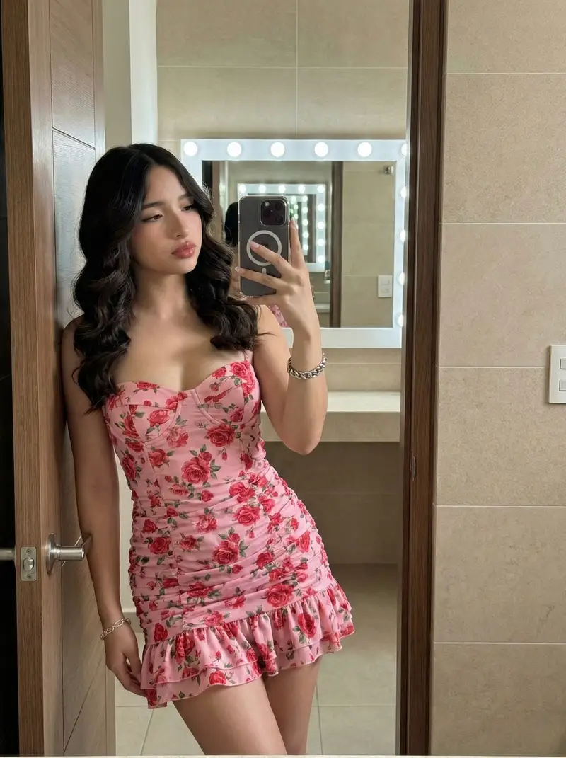 پیش‌نمایش High-Fidelity Mirror Selfie Portrait with Identity Lock