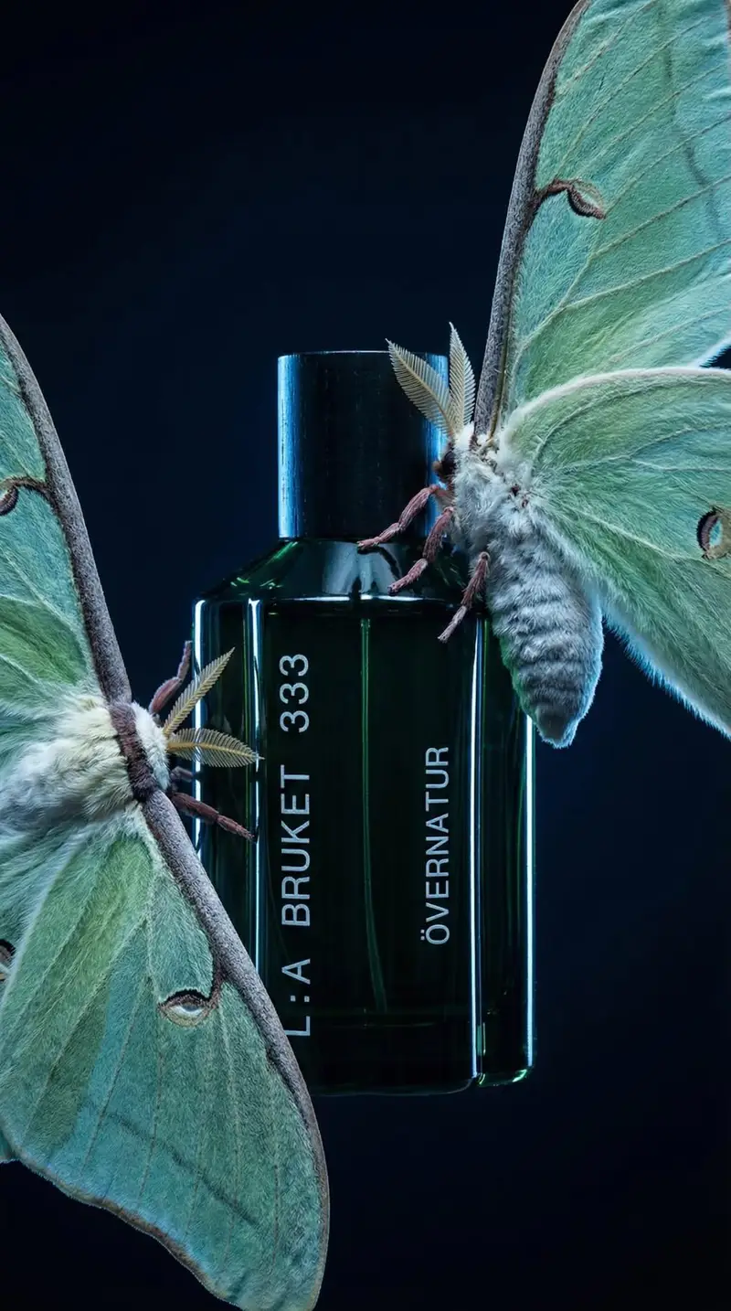 پیش‌نمایش Luxury Perfume Bottle in Mystical Forest Product Shot