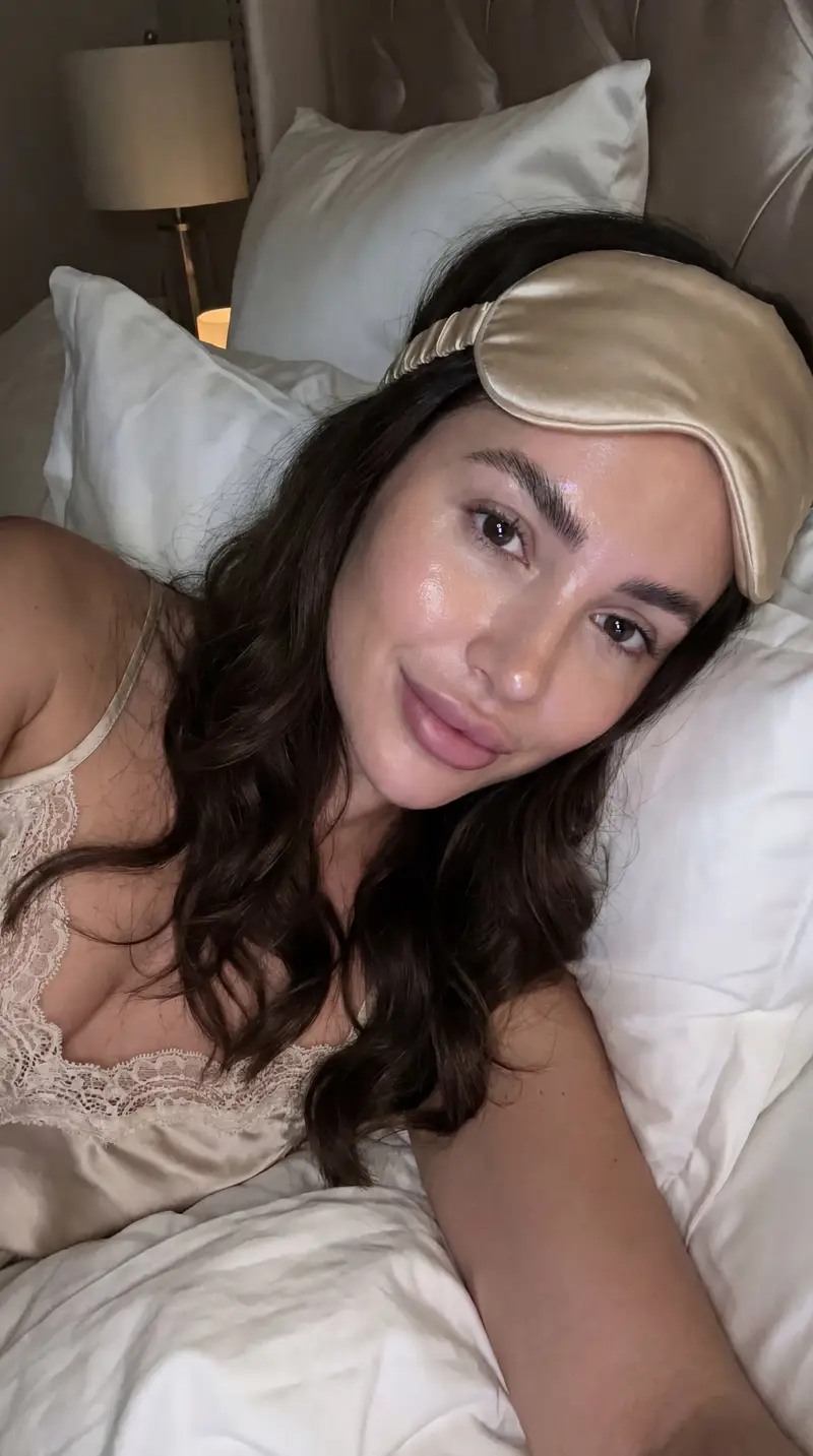 پیش‌نمایش Influencer Candid Bedtime Selfie (Clean Girl Aesthetic)