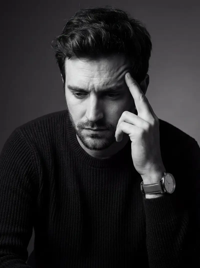 پیش‌نمایش Monochrome Fine Art Portrait with Low-Key Lighting