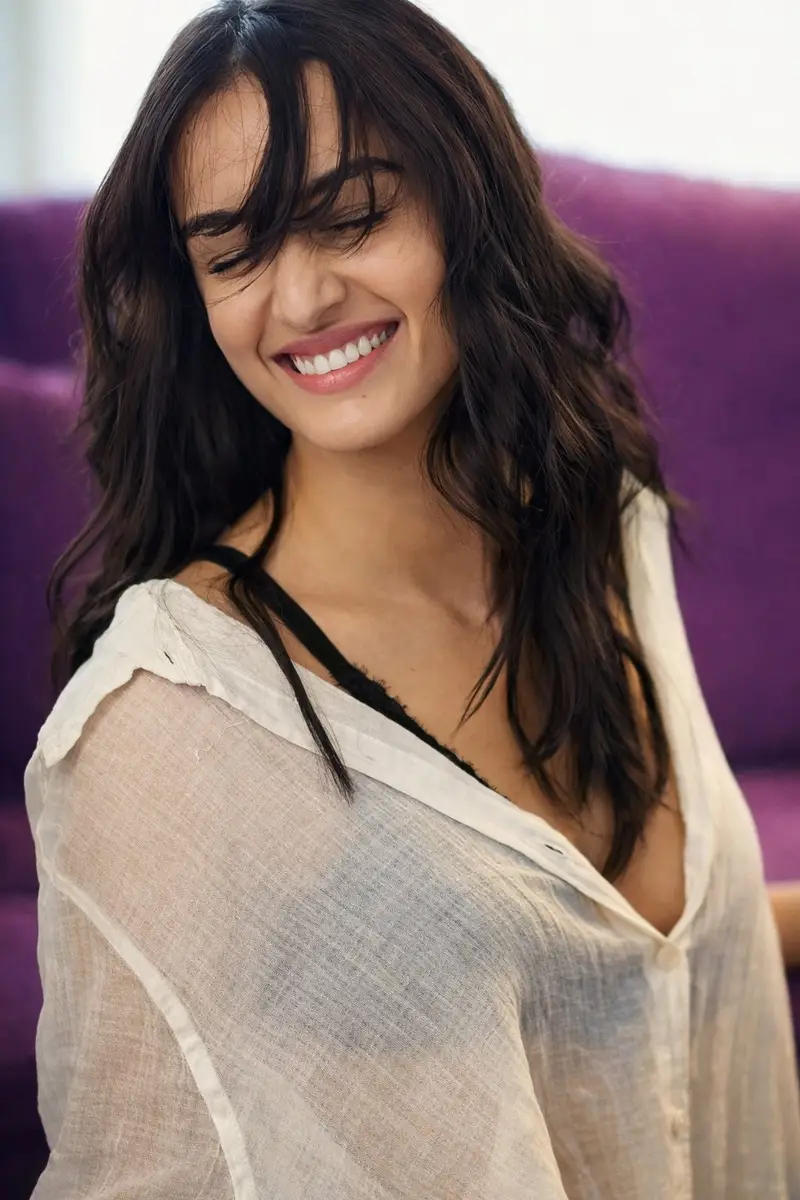 پیش‌نمایش Photorealistic Image Prompt for Shraddha Kapoor in White