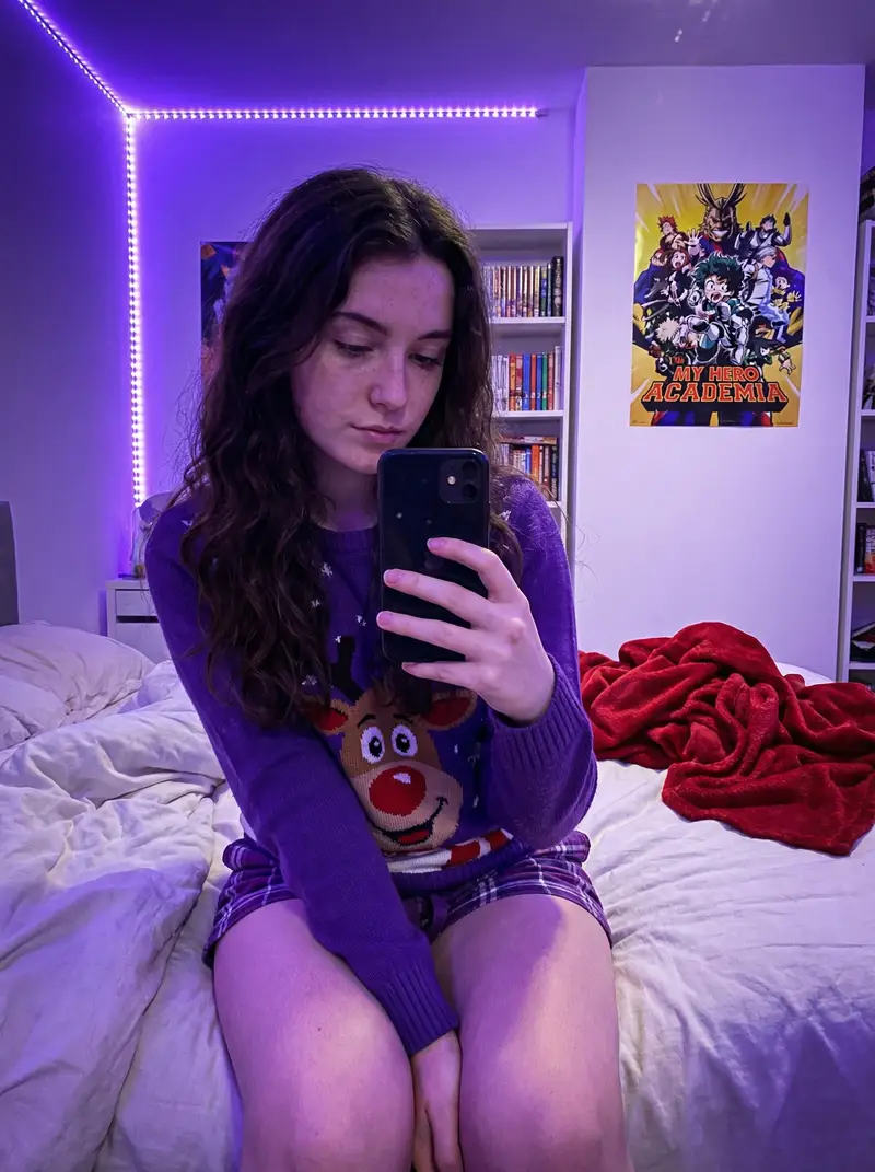 پیش‌نمایش Gen Z Bedroom Selfie Prompt (Purple LED Light)