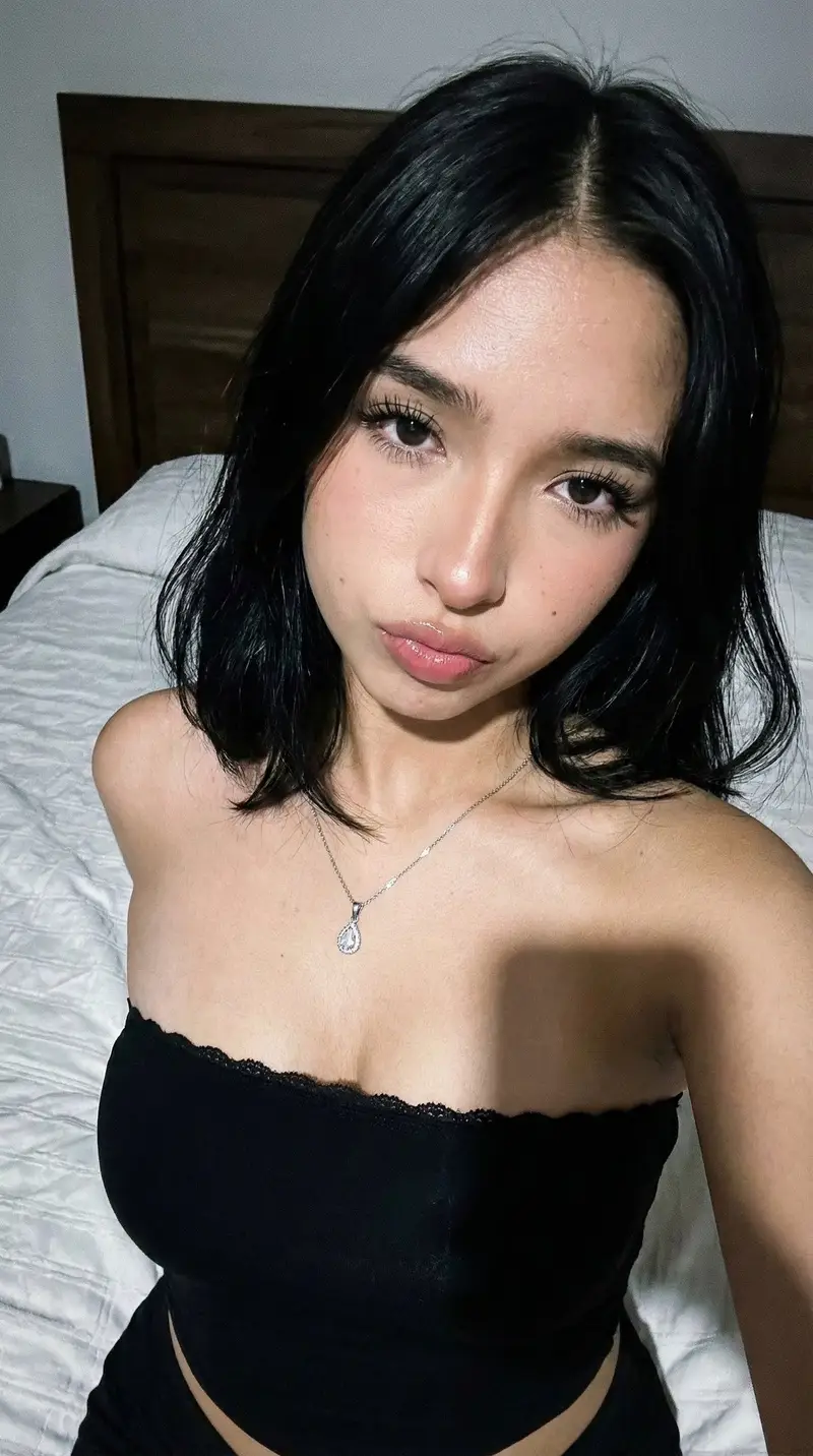 پیش‌نمایش High-fidelity selfie with identity and expression lock