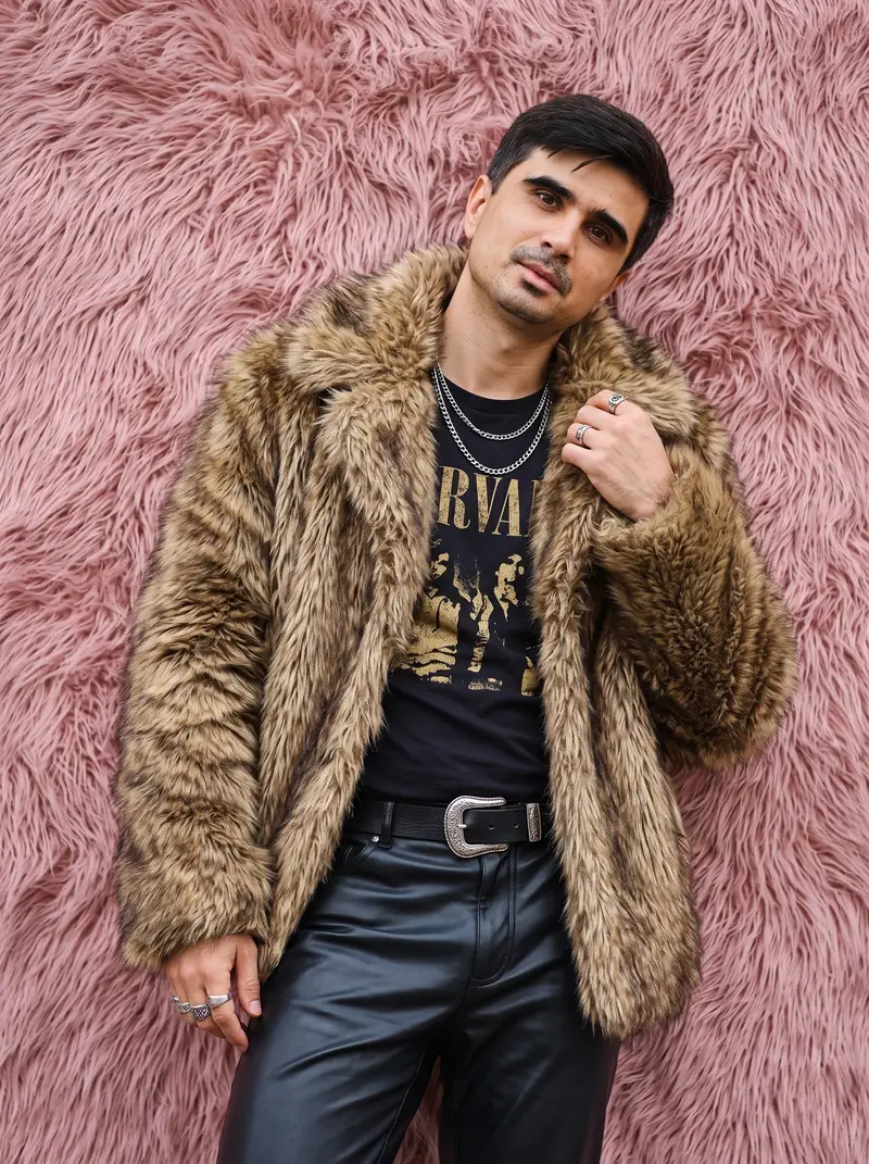 Preview of Faux Fur Fashion DSLR Portrait