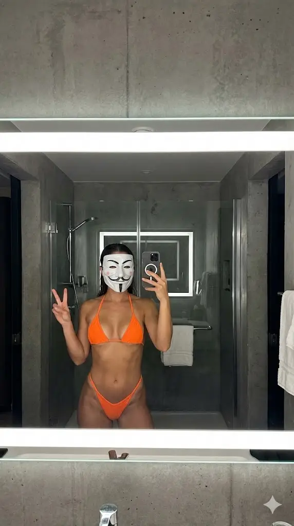 پیش‌نمایش iPhone ProRAW Mirror Selfie with Guy Fawkes Mask