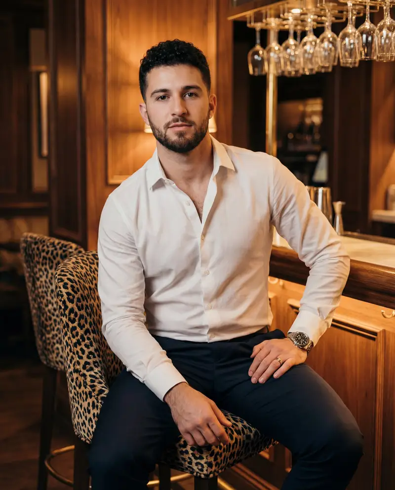 پیش‌نمایش Editorial Lifestyle Portrait Prompt for Upscale Bar Scene